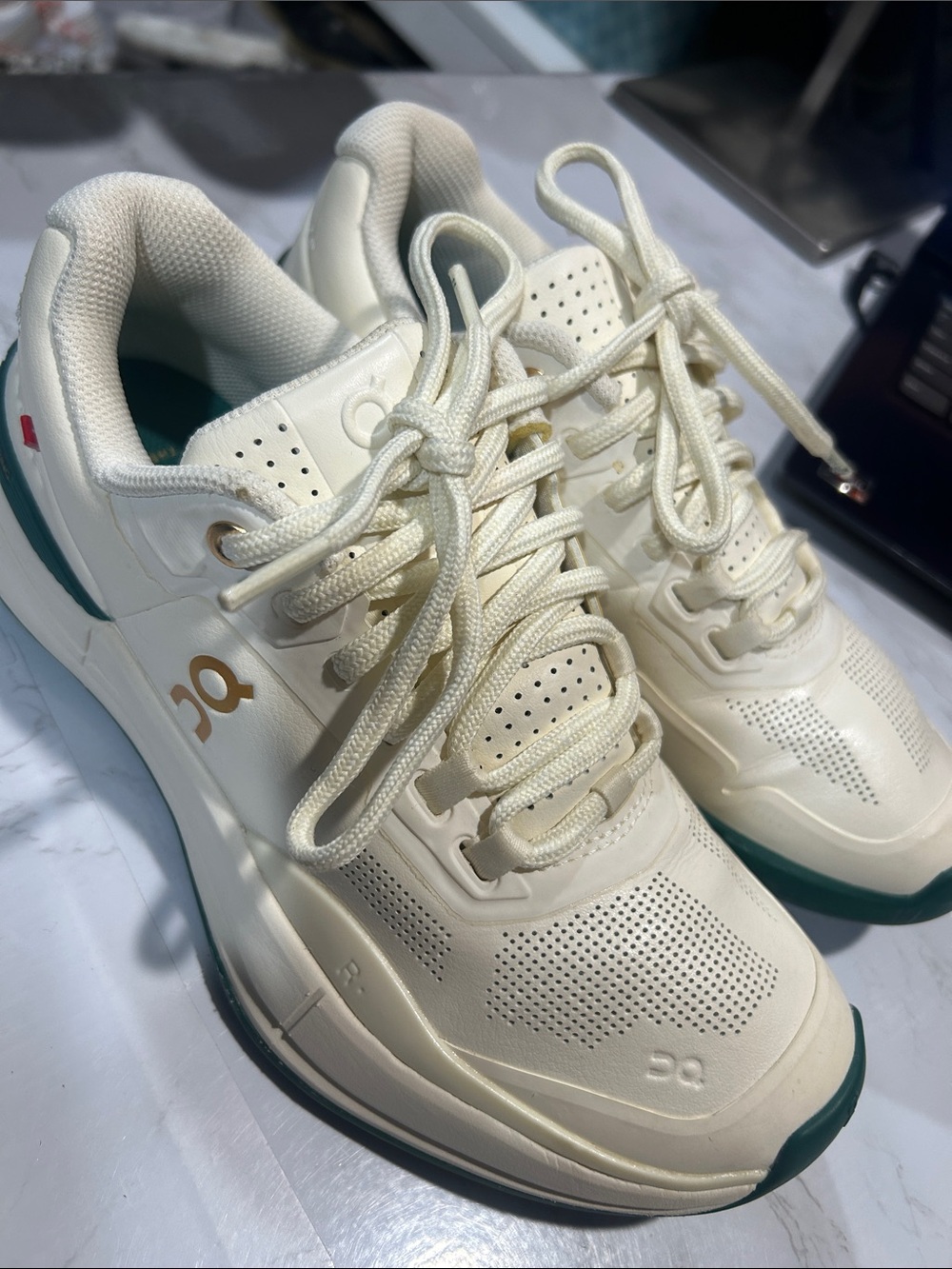 On THE ROGER Pro 2 White Green Tennis Shoes Like New